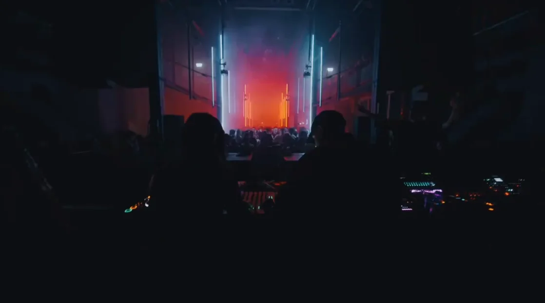 tunnel lichtshow vanuit dj booth in Now & Wow