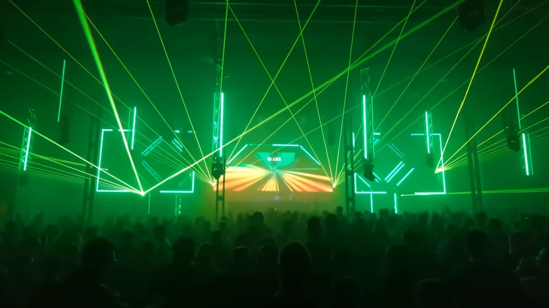 groene stage foto van de LED-balken + lasers bij Kings of Core