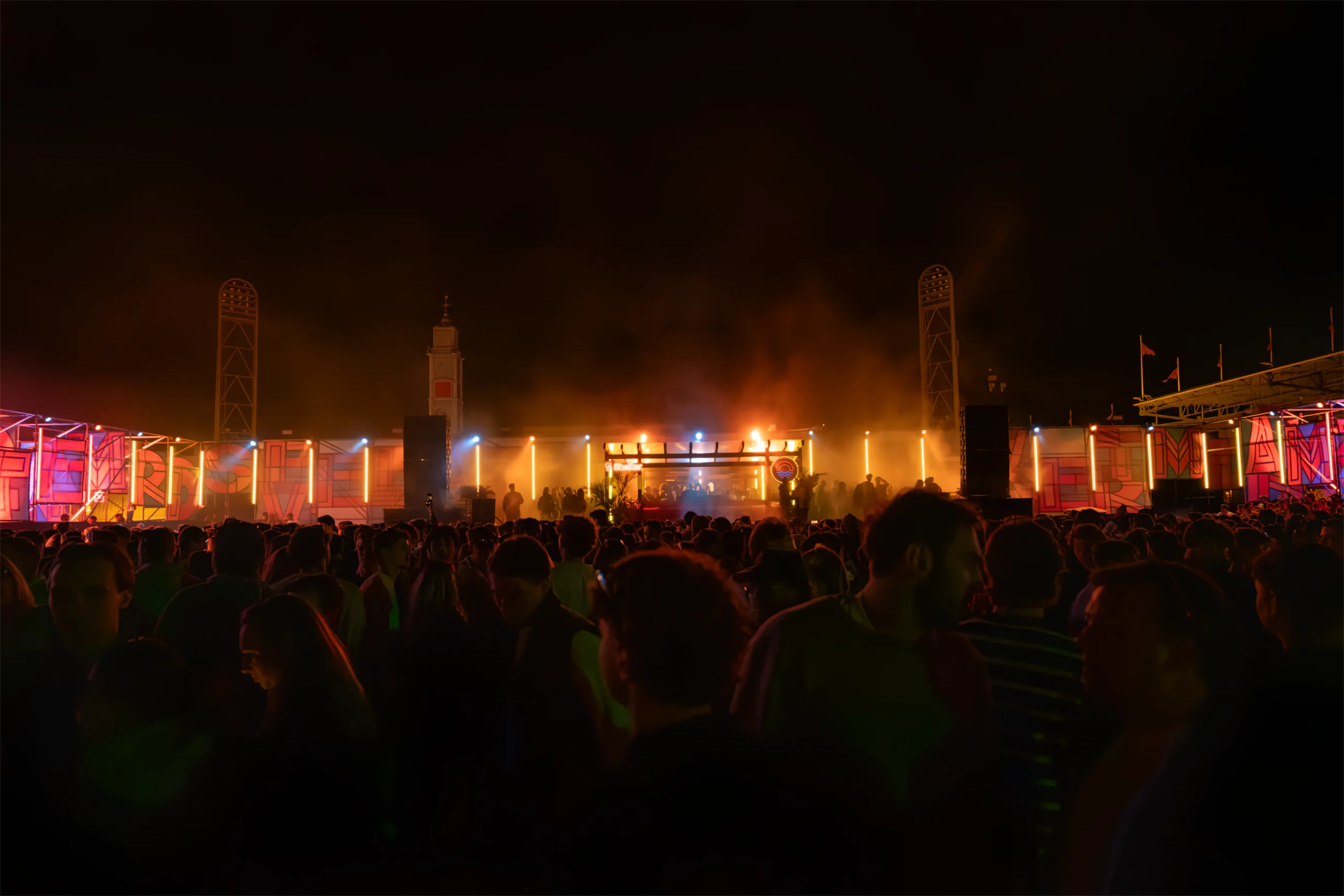 arena lichtshow met led-balken rondom in oranje pulse kleuren.
