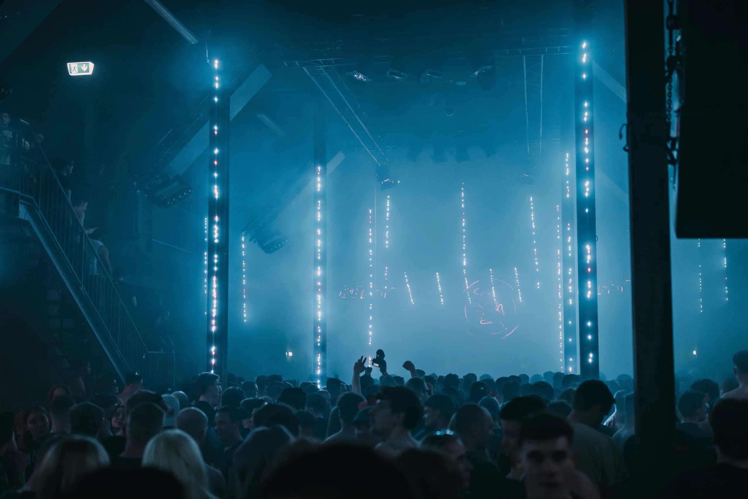 Blauwe LED lichtshow vanuit het publiek