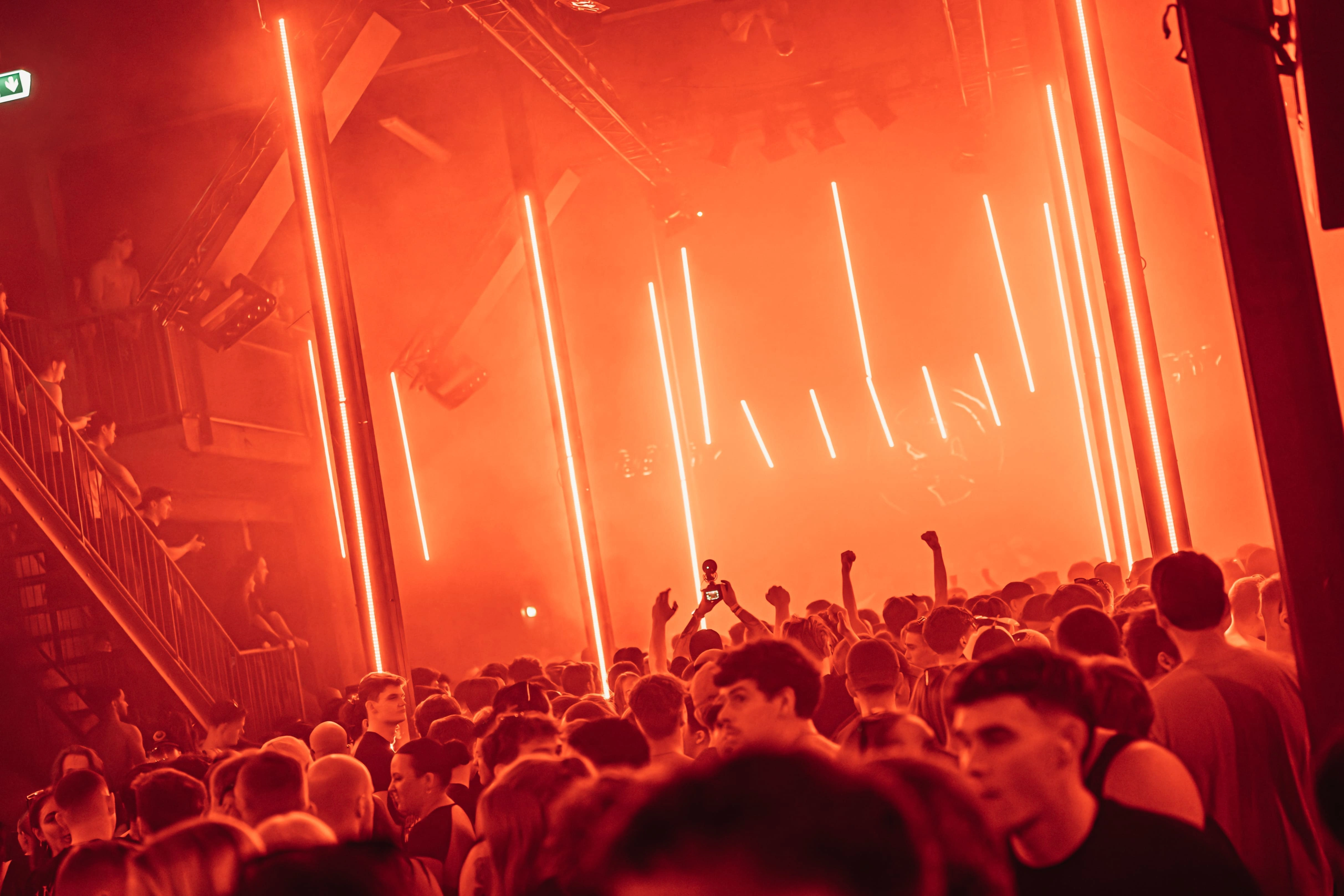 Oranje LED lichtshow vanuit het publiek in Now & Wow