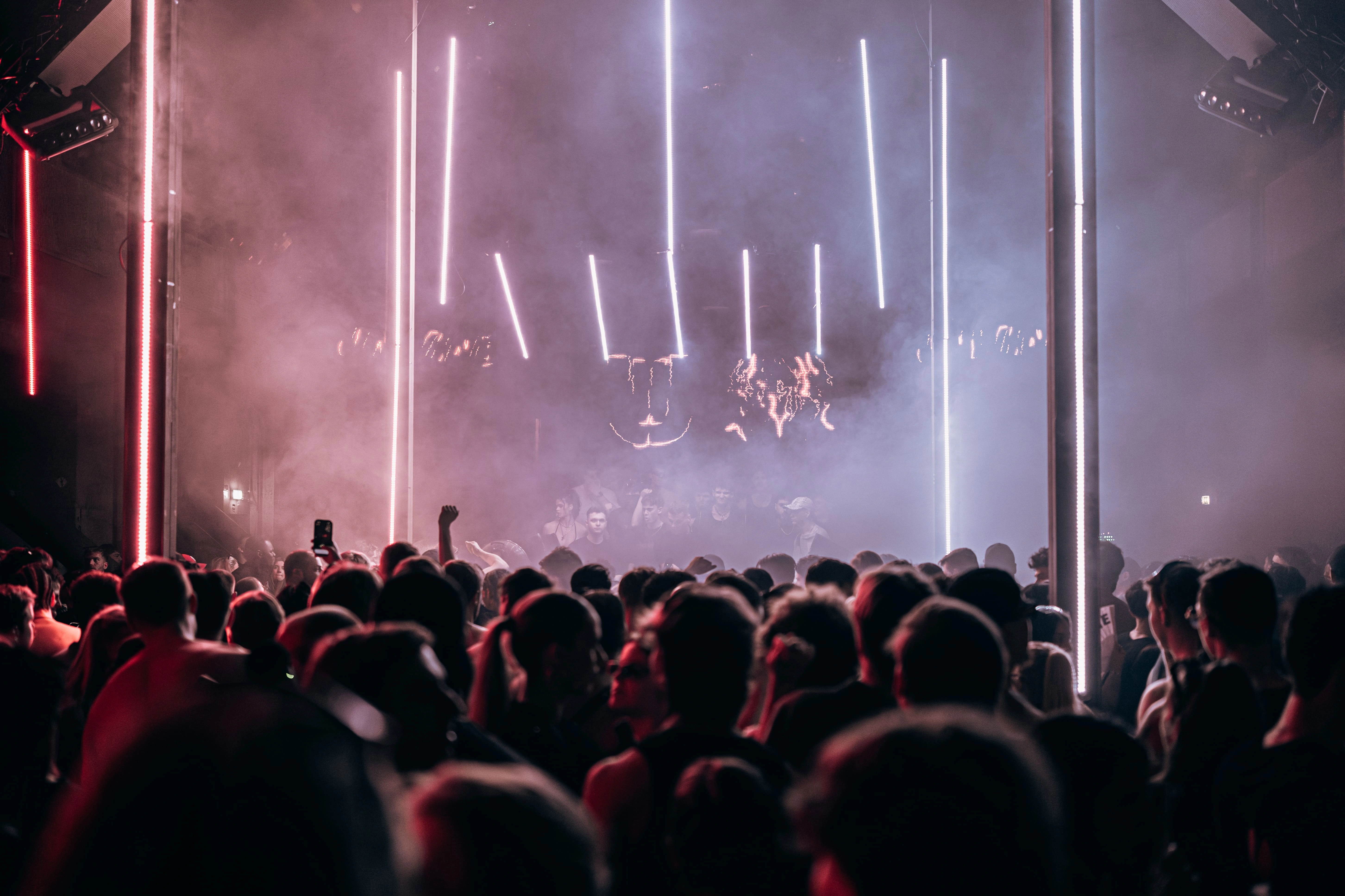 witte strobes van LED-balken vanuit publiek Boery All Night Long