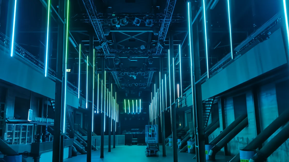 tunnel lichtshow met groen/cyan tijdens opbouw in de Now & Wow