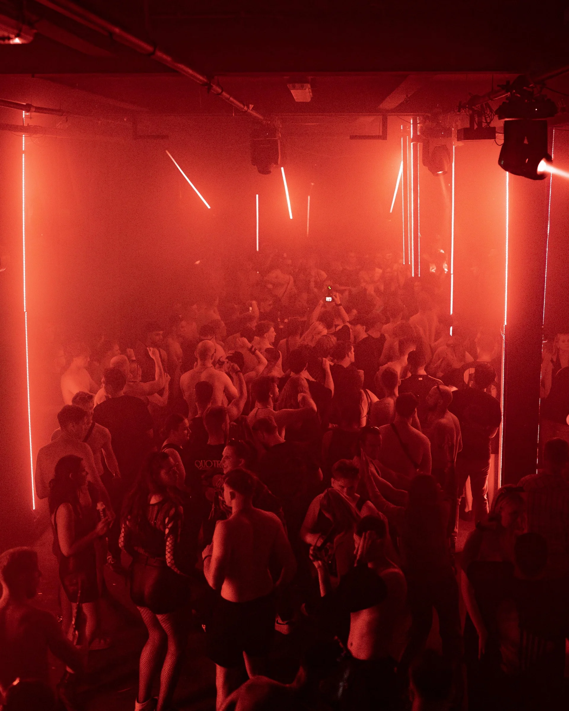 lichtshow van led-balken met rood pulse effect