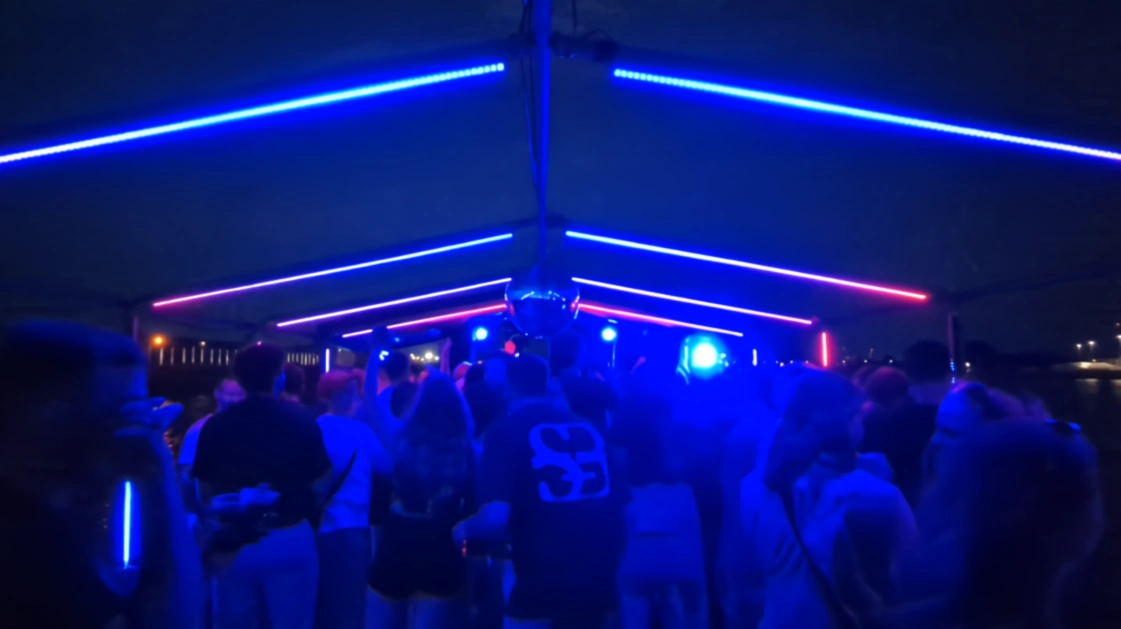 blauwe led-balken in een tunnel op de boot