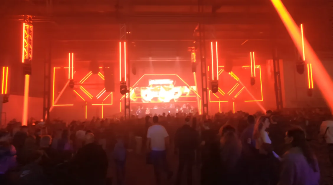 oranje stage foto van de LED-balken show bij Kings of Core
