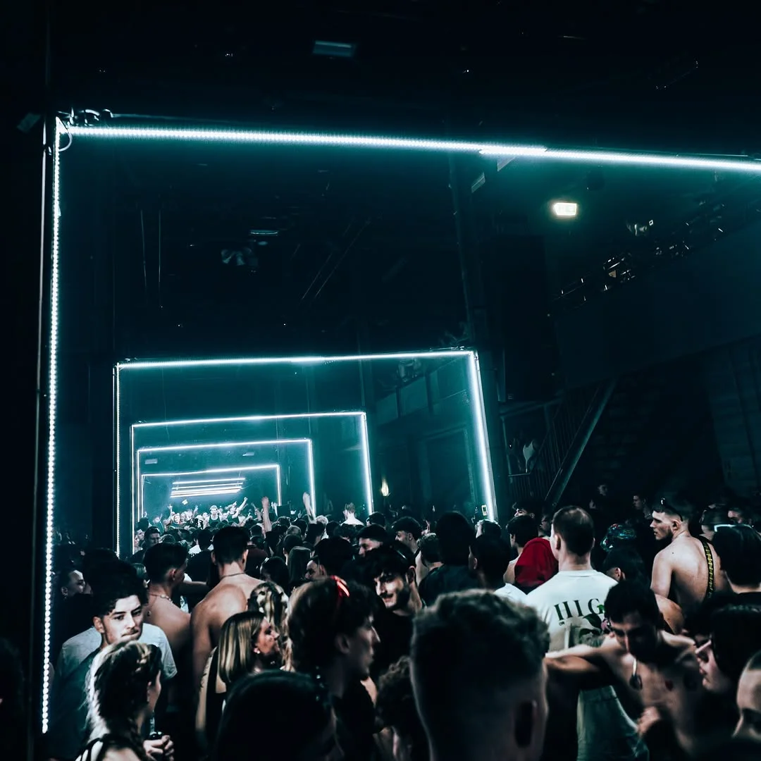 LED-balken tunnel met wit effect vanuit DJ gezien
