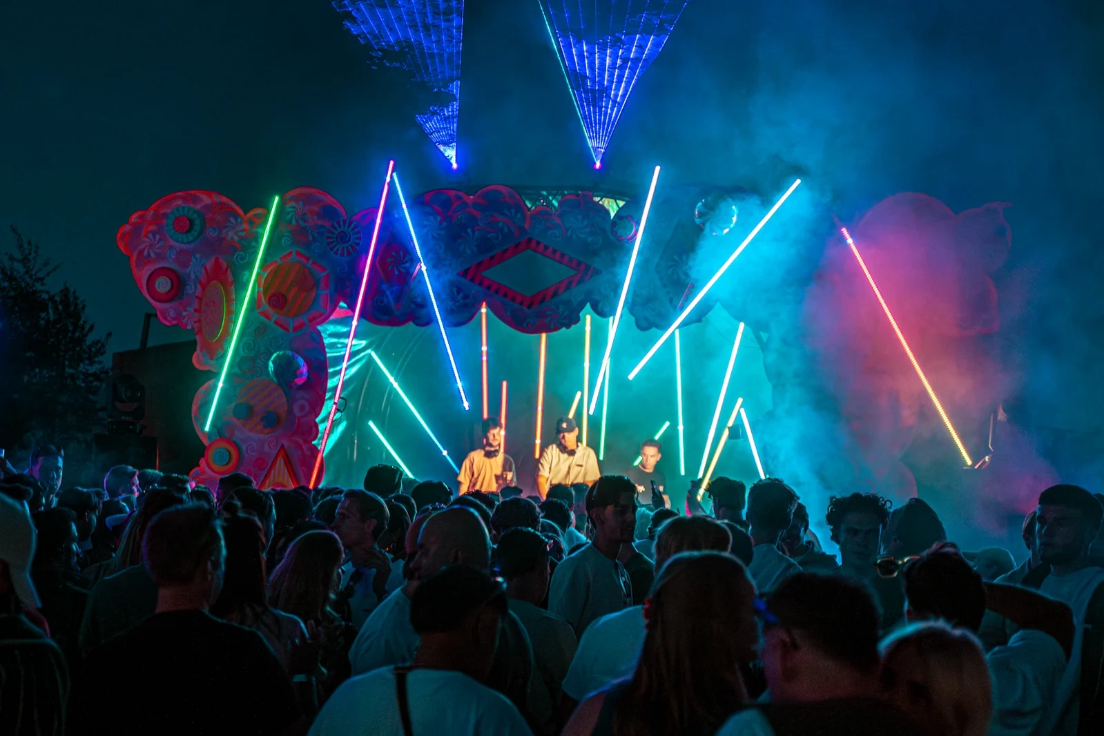 regenboog lichtshow met LED-balken en lasers in Breda
