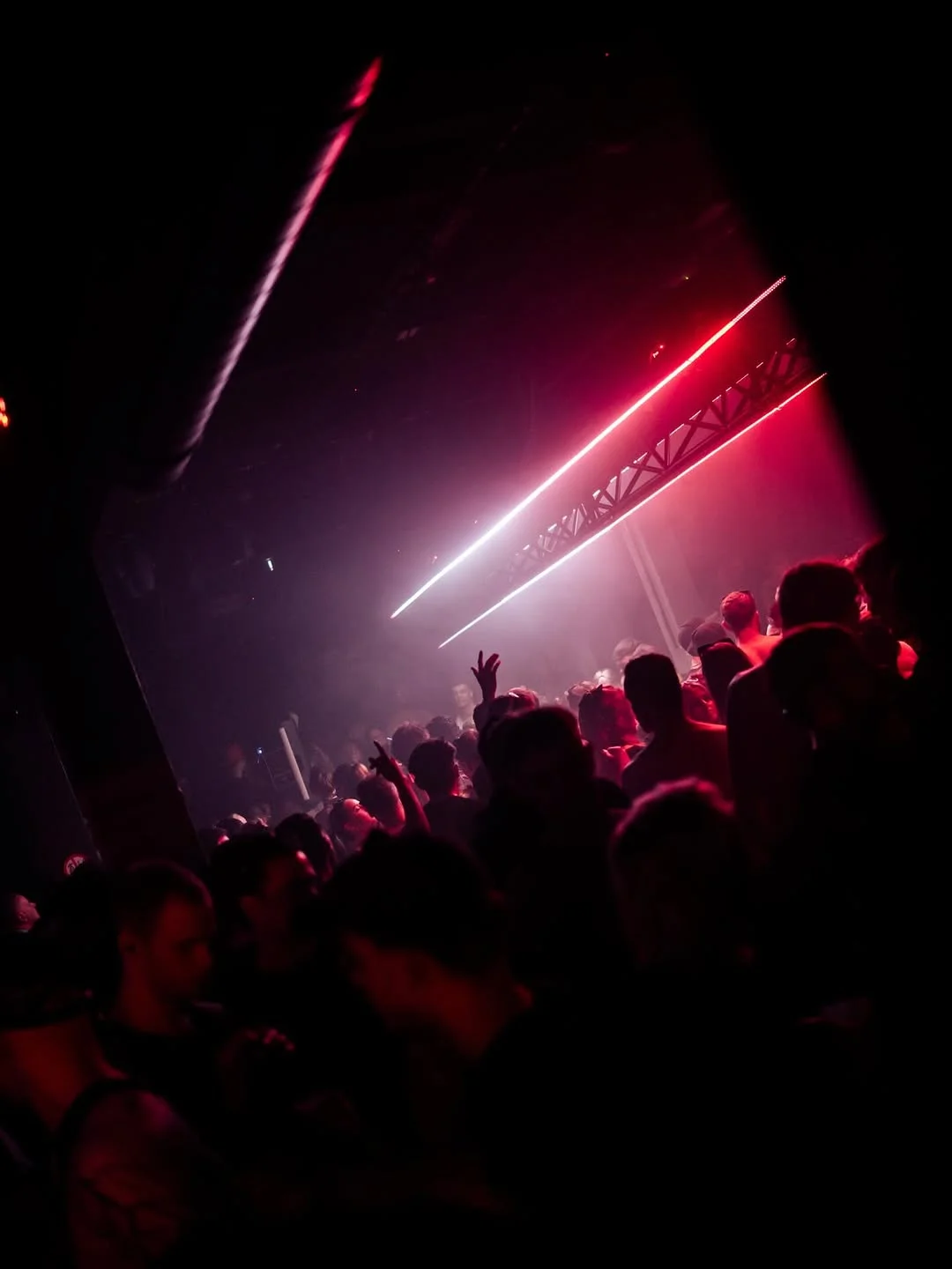 wit/rood pulse effect over led-balken op truss