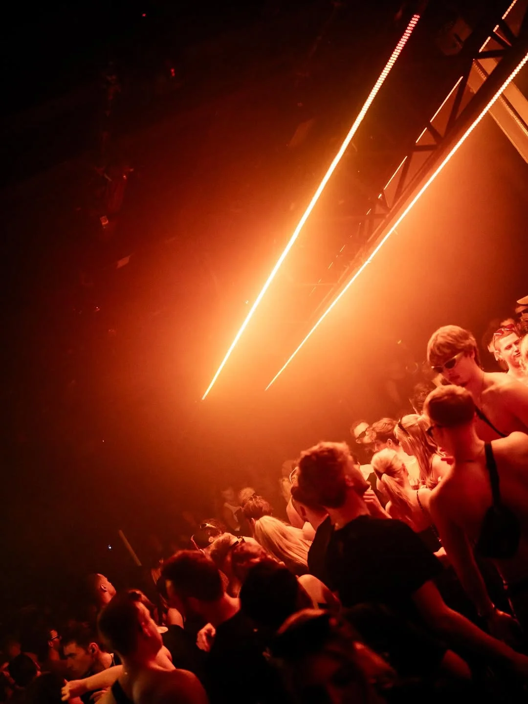 oranje pulse effect over led-balken op truss