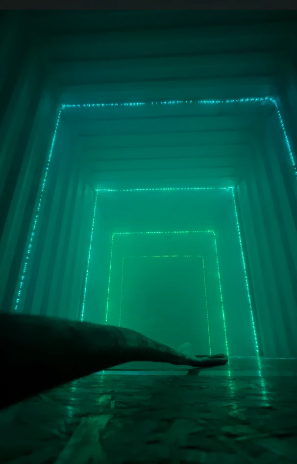 Tunnel lichtshow in container met groene ledstrips