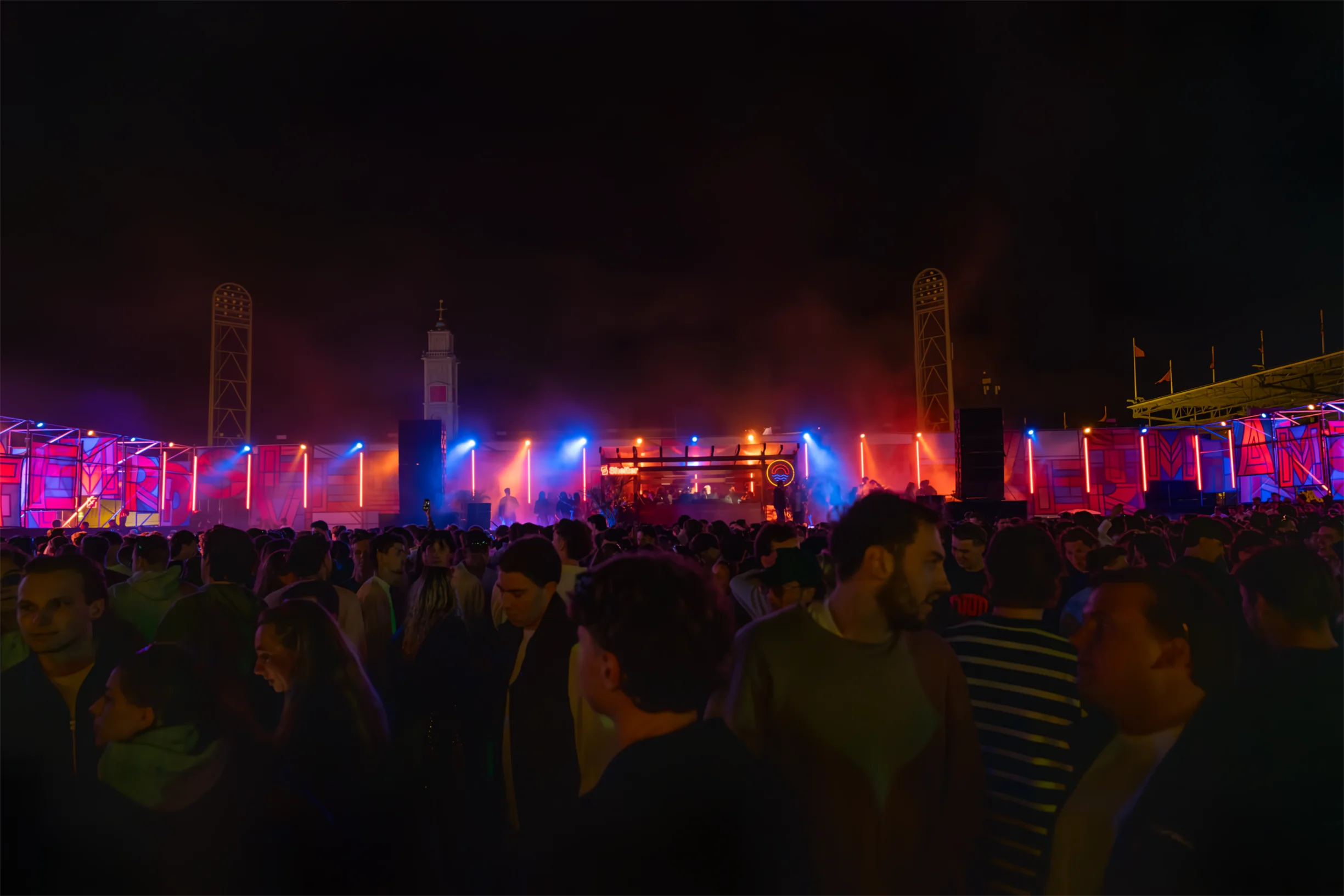 rood/blauw effect over led-balken gezien vanuit publiek.