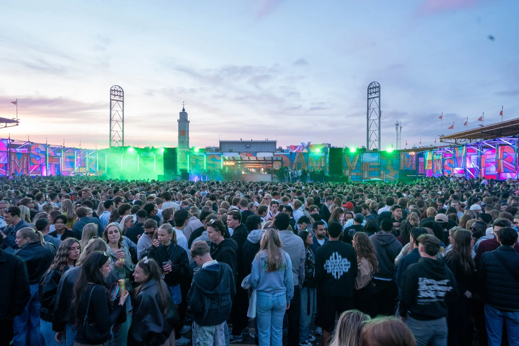area lichtshow vanuit publiek bij zonsondergang.